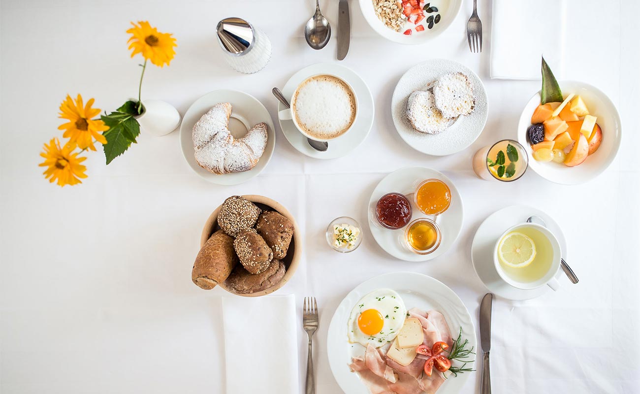 Buffet with cold cuts, cheese and fruit at the hotel Lindenhof