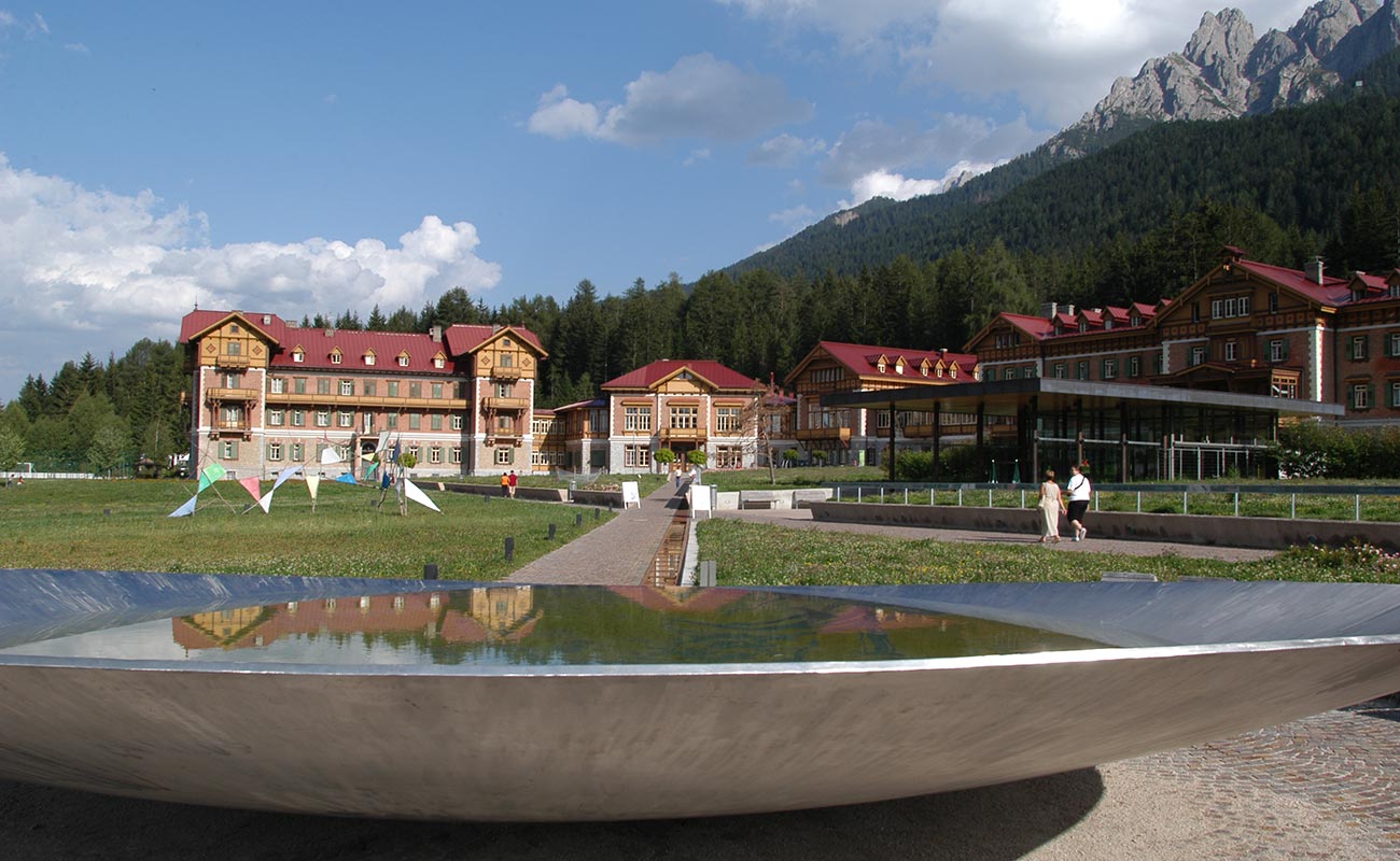 Das historische Grand Hotel im Ort Toblach im Hochpustertal