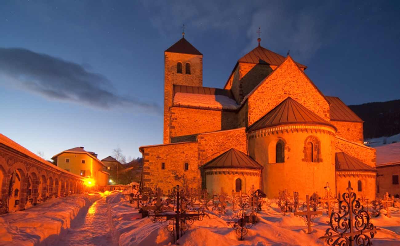 Panoramaansicht am Abend auf den beleuchteten Ort Innichen im Hochpustertal