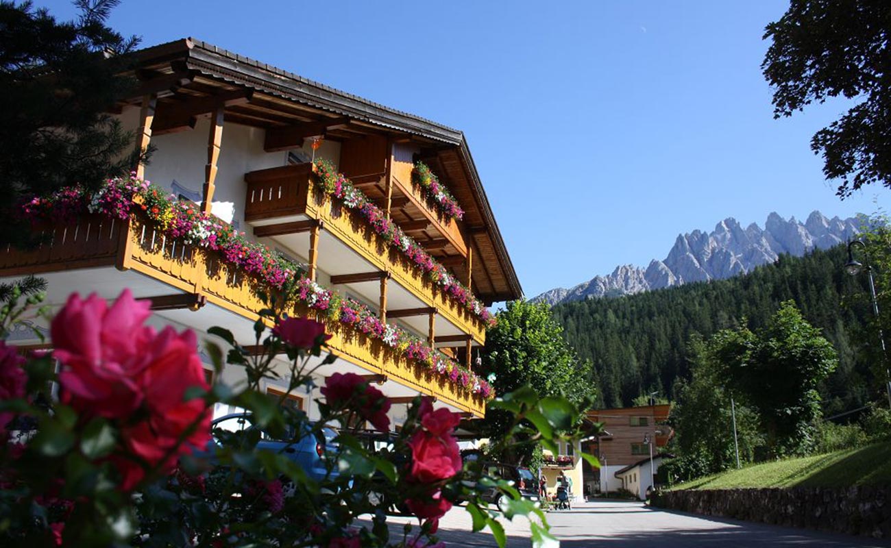 L'esterno dell'Hotel Lindenhof a San Candido