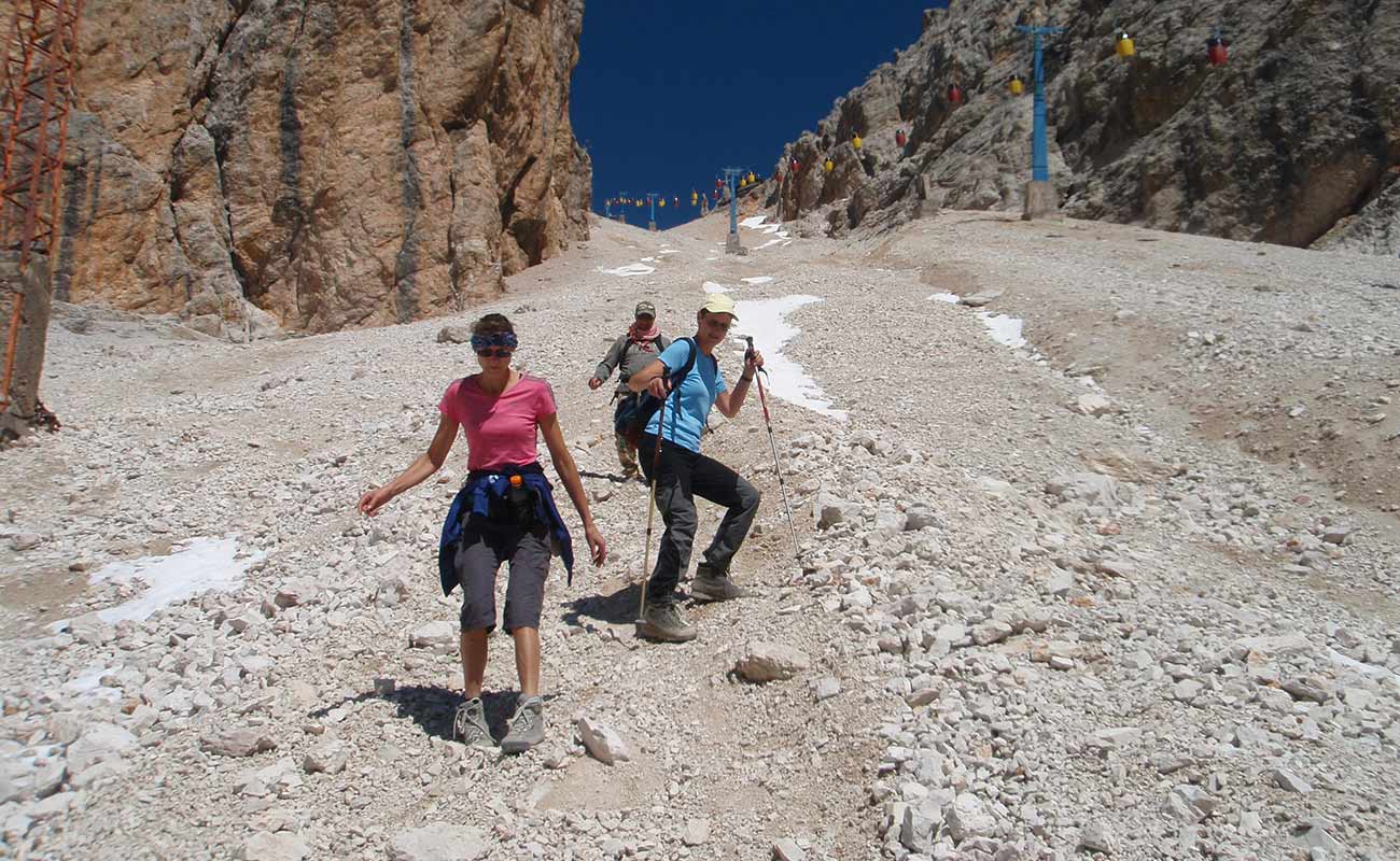 Gruppo di escursionisti scende su un sentiero di roccia
