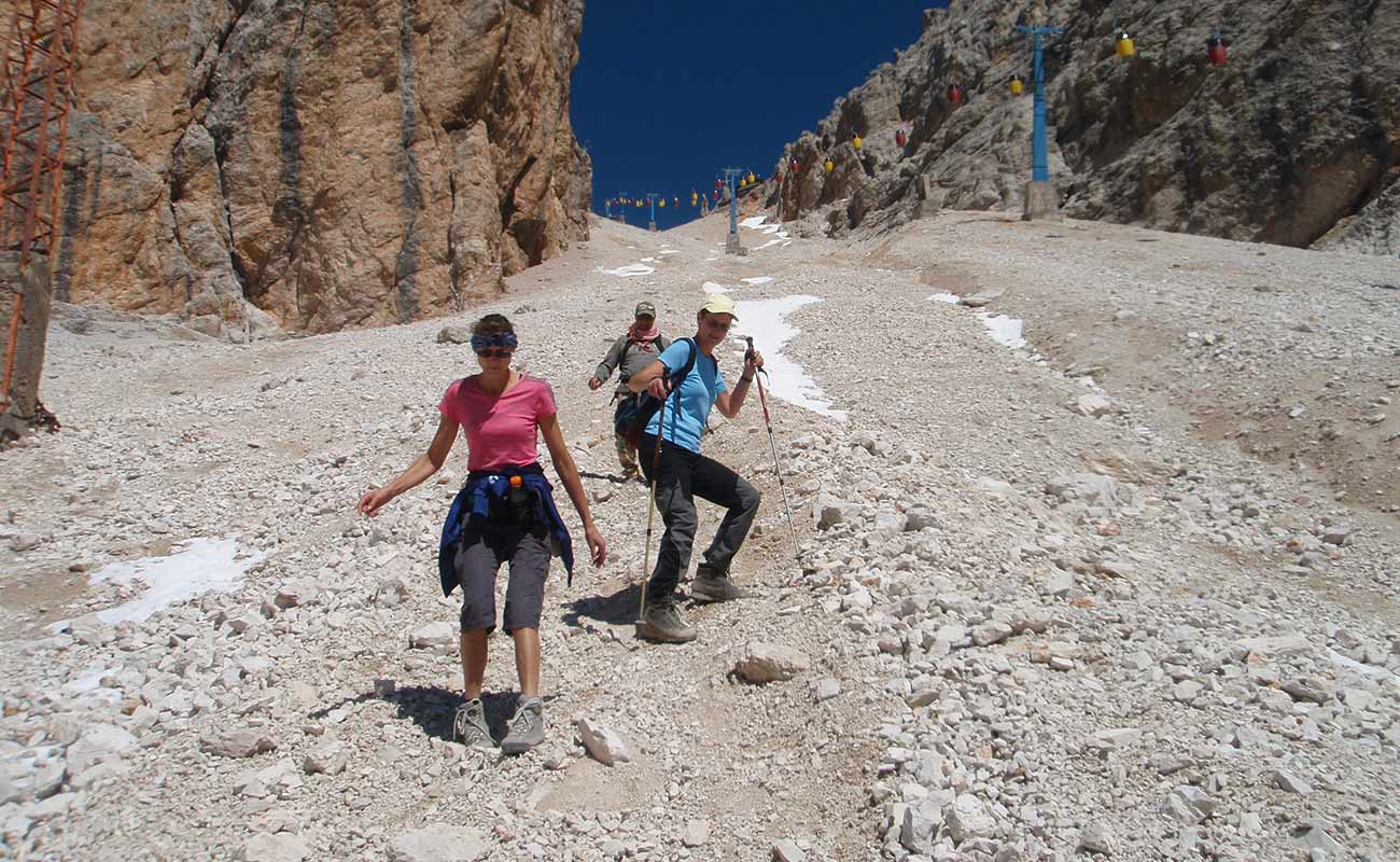 Trekkinggruppe und Seilbahn im Hintergrund